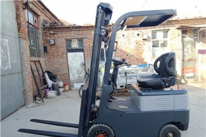 四輪叉車行人安全提示！