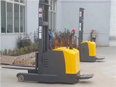 電動堆高叉車