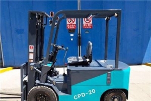 倉儲式電動叉車應該怎樣正確的清洗？