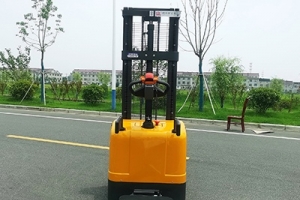 電動堆高車日常有那些操作規范呢？