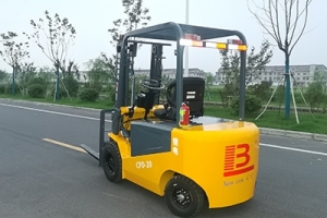 電動(dòng)叉車在高溫酷暑季節(jié)應(yīng)注意哪些問題？