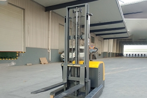 徹底整修老前移式叉車還是購買新車合適？