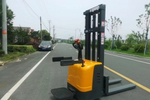 電動堆高車的蓄電池多久維護(hù)一次？