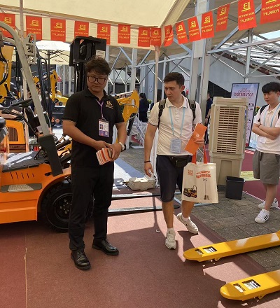 新牛盾叉車
