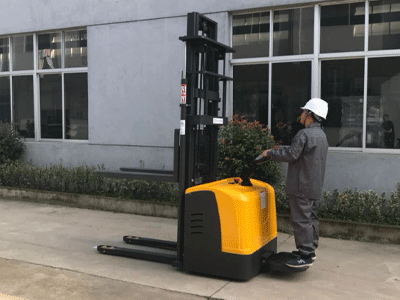 新牛盾堆高車