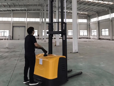 新牛盾叉車