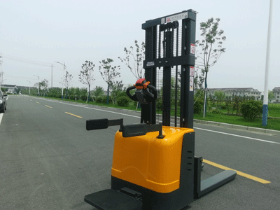 新牛盾電動(dòng)叉車