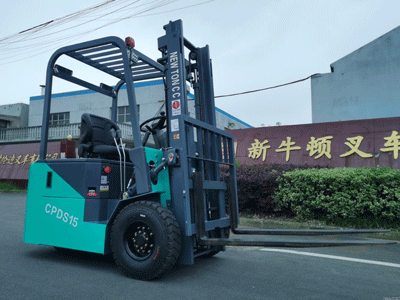 全電動三支點叉車為什么適配食品生產(chǎn)倉庫？