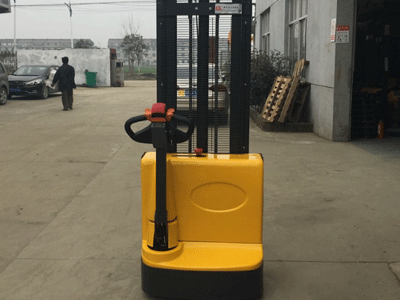 電動堆高車產品