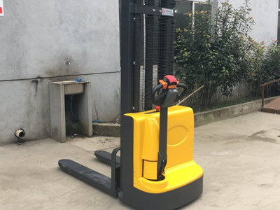 步行式堆高車