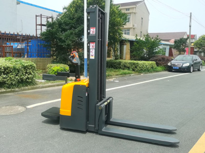 電動堆高車