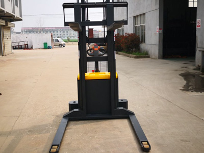 農(nóng)貿(mào)市場(chǎng)專用 免維護(hù)電池跨腿堆高車更省心