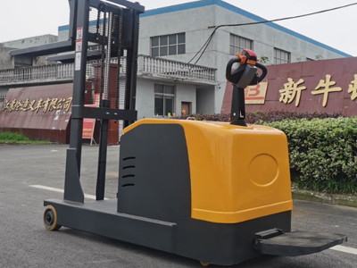 站駕式堆高車