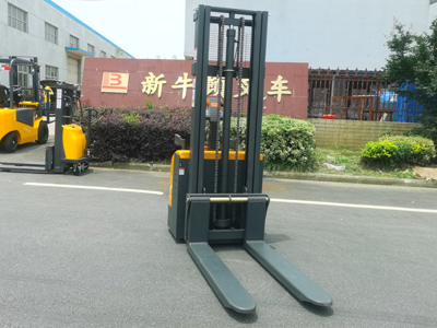 站駕式電動堆高車