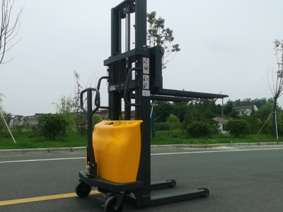 半電動堆高車