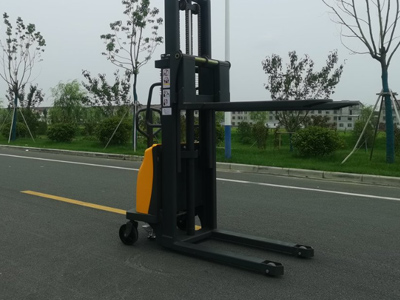 半電動堆垛車收費