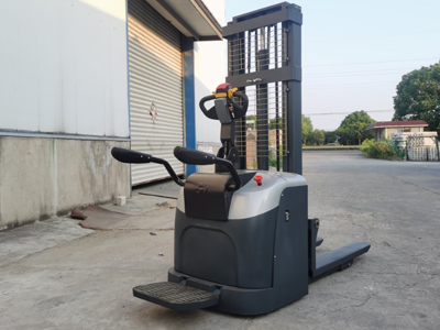 站駕式堆高車