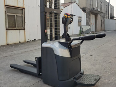 站駕式小型電動(dòng)叉車 2噸堆高車使用技巧