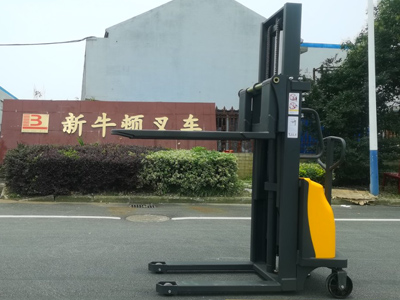 小微企業(yè)半電動(dòng)堆高車 低成本高效率